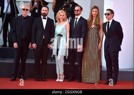 Venedig, Italien. September 2021. VENEDIG, ITALIEN - SEPTEMBER 03: Paul Webster, Regisseur Pablo Larraín, Kristen Stewart, Janine Jackowski, Jonas Dornbach, Juan de Dios Larraín besucht den roten Teppich des Films 'Spencer' während der 78. Internationalen Filmfestspiele von Venedig am 03. September 2021 in Venedig, Italien. Kredit: dpa/Alamy Live Nachrichten Stockfoto