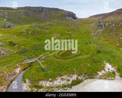 Luftaufnahme von der Drohne eines rekonstruierten eisenzeitlichen Hauses in Bosta auf Great Bernera , Isle of Lewis, Äußere Hebriden, Schottland, Großbritannien Stockfoto