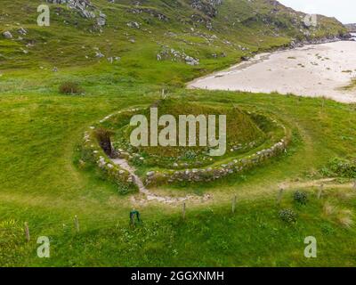 Luftaufnahme von der Drohne eines rekonstruierten eisenzeitlichen Hauses in Bosta auf Great Bernera , Isle of Lewis, Äußere Hebriden, Schottland, Großbritannien Stockfoto