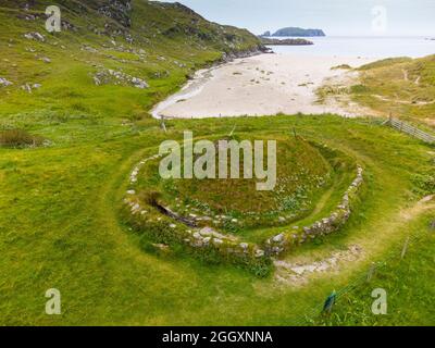 Luftaufnahme von der Drohne eines rekonstruierten eisenzeitlichen Hauses in Bosta auf Great Bernera , Isle of Lewis, Äußere Hebriden, Schottland, Großbritannien Stockfoto