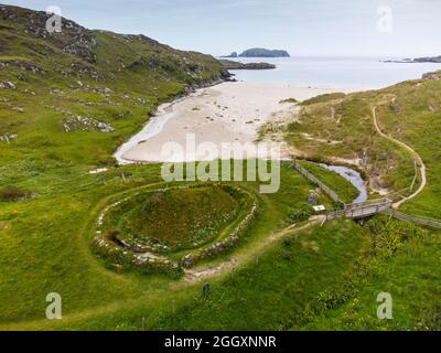 Luftaufnahme von der Drohne eines rekonstruierten eisenzeitlichen Hauses in Bosta auf Great Bernera , Isle of Lewis, Äußere Hebriden, Schottland, Großbritannien Stockfoto