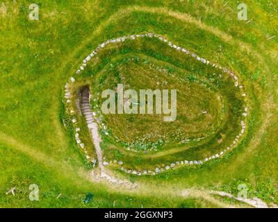 Luftaufnahme von der Drohne eines rekonstruierten eisenzeitlichen Hauses in Bosta auf Great Bernera , Isle of Lewis, Äußere Hebriden, Schottland, Großbritannien Stockfoto