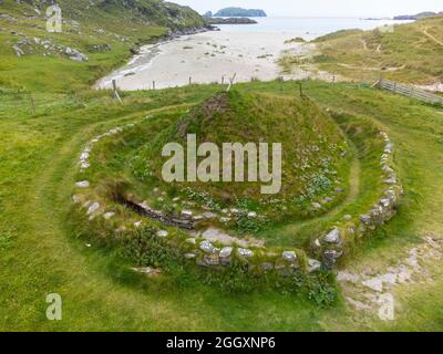 Luftaufnahme von der Drohne eines rekonstruierten eisenzeitlichen Hauses in Bosta auf Great Bernera , Isle of Lewis, Äußere Hebriden, Schottland, Großbritannien Stockfoto