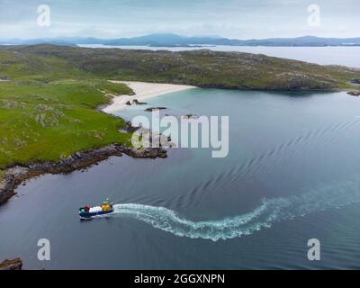 Luftaufnahme von der Drohne eines Fischerbootes, das zwischen Little Bernera und Great Bernera auf Isle of Lewis, Äußere Hebriden, Schottland, U segelt Stockfoto