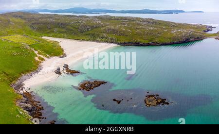 Luftaufnahme von der Drohne des Bosta-Strandes auf Great Bernera, Isle of Lewis, Äußere Hebriden, Schottland, Großbritannien Stockfoto