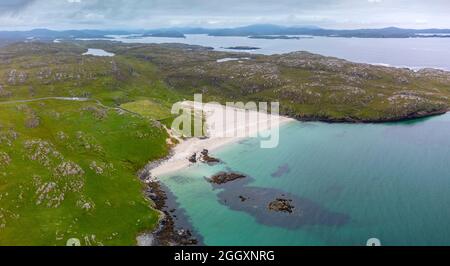 Luftaufnahme von der Drohne des Bosta-Strandes auf Great Bernera, Isle of Lewis, Äußere Hebriden, Schottland, Großbritannien Stockfoto