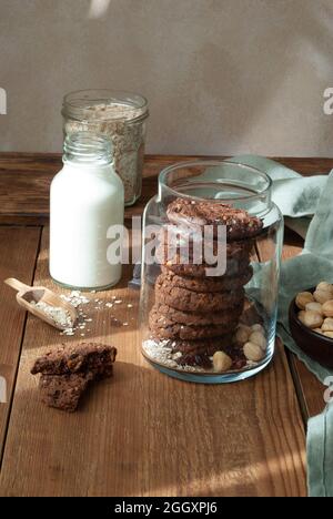 Haferflockenkekse mit Kakao, Nüssen und Rosinen Stockfoto