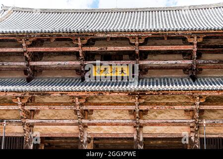 Nara, Japan Nahaufnahme des berühmten Todaiji-Tempels in der Stadt mit Haupteingang und Schild zur Buddha-Statue und alter Architektur Stockfoto