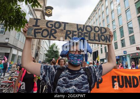 London, Großbritannien. September 2021. September 2021. London, Großbritannien. Extinction Rebellion trifft sich vor der St. Pauls Cathedral, um ein Ereignis abzuhalten, das als Flutgeld bezeichnet wird. Die Veranstaltung soll über das vergangene Jahr und die vielen Überschwemmungen nachdenken, die durch den Zusammenbruch des Klimas weltweit unschuldige Menschenleben betroffen haben. Kredit: Penelope Barritt/Alamy Live Nachrichten Stockfoto