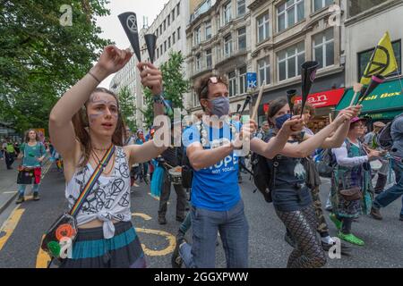 London, Großbritannien. September 2021. September 2021. London, Großbritannien. Extinction Rebellion trifft sich vor der St. Pauls Cathedral, um ein Ereignis abzuhalten, das als Flutgeld bezeichnet wird. Die Veranstaltung soll über das vergangene Jahr und die vielen Überschwemmungen nachdenken, die durch den Zusammenbruch des Klimas weltweit unschuldige Menschenleben betroffen haben. Kredit: Penelope Barritt/Alamy Live Nachrichten Stockfoto