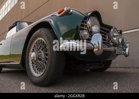 Der TR4 (Triumph Roadster 4) war ein Pkw, den Triumph von 1961 bis 1965 produzierte. Der TR4 hatte den Motor vorne eingebaut. Die Traktion wa Stockfoto