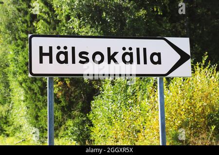 Wegweiser in schwedischer Sprache für eine Mineralquelle. Stockfoto