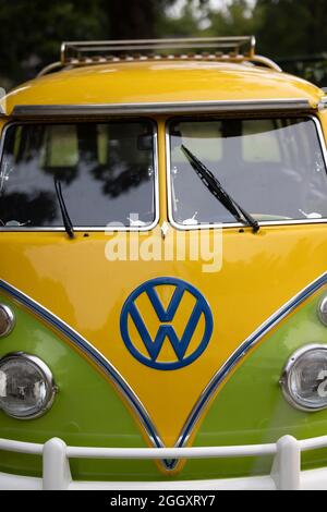 21-08-2021 Brasschaat, Antwerpen, Belgien die Vorderseite eines grünen und gelben Vintage VW oder Vokswagen in den Farben Brasiliens oder Reggae. Hochwertige Fotos Stockfoto