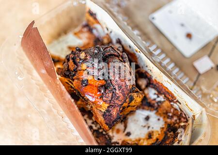 Halb gegessen Laib von golden gebackenen guten Babka berühmten jüdischen Gebäck mit Schokolade und Challah Brot Teig mit Plastikverpackung gekauft Stockfoto