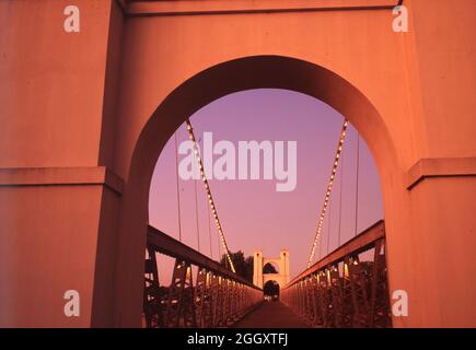 ©1992 Hängebrücke in Waco, Texas nicht für den Verkehr, sondern eine Touristenattraktion über dem Brazos River. Stockfoto