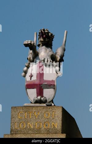 Skulptur eines Drachens, der die Grenzen der City of London bewacht. Stockfoto