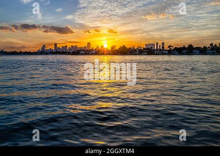 Downtown Miami Skyline von Finanzbüros am Abend Sonnenuntergang Blue Hour in Florida mit Wolkenkratzern mit Intracoastal Water Stockfoto