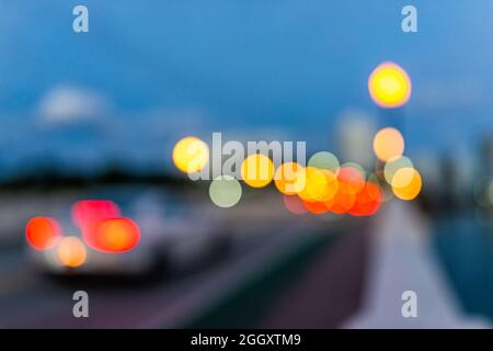 Dunkle Nacht blaue Stunde beleuchtete Farben von Verkehrswagen Straße in Miami, Florida South Beach Innenstadt auf Venetian Way Stockfoto