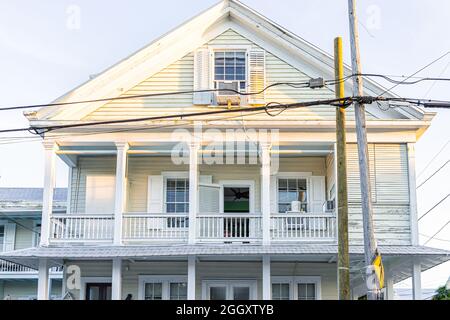 Weiße pastellfarbene Holzhausarchitektur in Key West, Florida Stadtinsel an sonnigen Tagen mit Gebäude Balkon Terrasse am Eingang Stockfoto