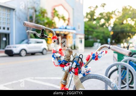 Key West, Florida Downtown Street Road mit gefälschten Blumen auf dem Fahrrad, Cruiser Bike geparkt am Rack im Sommer Stockfoto