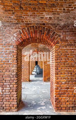 Tunnel Torbogen Durchgang mit Backsteinmauern und Kanonen im Fort Zachary Taylor Historic State Park von Key West, Florida Stockfoto