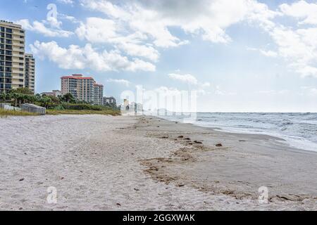 Vanderbilt Strand in Naples, Florida Stadt durch Sanddünen und Meereshüter mit dramatischem Ozean Golf von Mexiko Landschaft und Wohnung Eigentumswohnung Condominium bauen Stockfoto