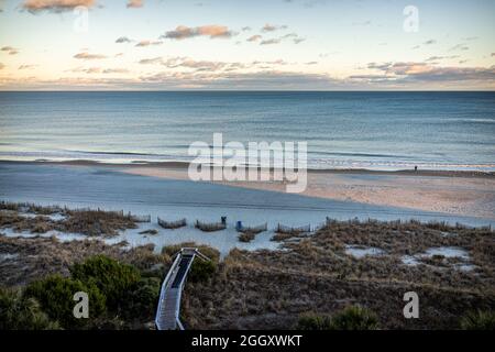 Myrtle Beach City mit Blick aus der Luft auf den Atlantischen Ozean bei Sonnenuntergang mit Strandzugang durch Sanddünen und Hafer pl Stockfoto