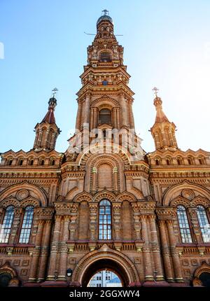Glockenturm der Epiphaniekathedrale in Kasan, Tatarstan, Russland. Dieser hohe Glockenturm ist die Touristenattraktion von Kazan. Vertikaler Blick auf das alte, wunderschöne Wahrzeichen Stockfoto