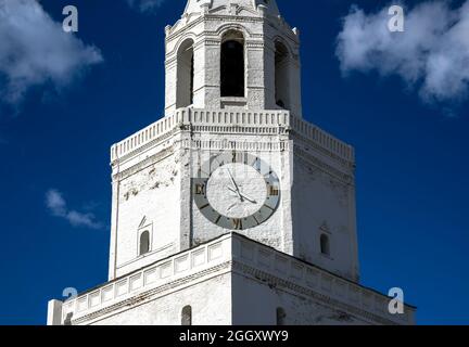 Kasan Kreml in Tatarstan, Russland. Es ist das Wahrzeichen des alten Kazan. Nahansicht der Uhr des Spasskaya-Turms, Hauptstruktur der weißen Festung. Historisch Stockfoto