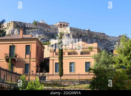 Akropolis erhebt sich über Häusern im Plaka-Viertel, Athen, Griechenland, Europa. Dieser Ort ist Touristenattraktion von Athen. Blick auf das internationale Wahrzeichen in A Stockfoto