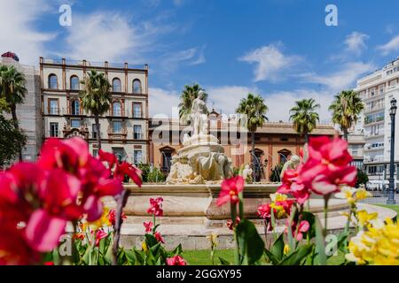 Schöne blühende Blumen im Europäischen Park mit Brunnen an einem Sommertag Stockfoto