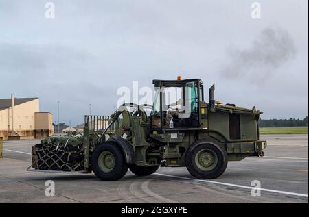 Ein US Air Force Airman, der dem 23. Logistics Readiness Squadron zugewiesen wurde, treibt eine Palette von Fracht vom Einsatzkontrollzentrum zum 71. Rettungsgeschwader auf der Moody Air Force Base, Georgia, am 28. August 2021. Der 23. LRS beladen sieben Paletten Ausrüstung für die 822. Base Defense Squadron Airmen, die zur Unterstützung der Task Force – Holloman – auf dem Luftwaffenstützpunkt Holloman in New Mexico eingesetzt wurden. Das Verteidigungsministerium stellt durch das US-Nordkommando und zur Unterstützung des Heimatschutzministeriums Transport, vorübergehende Unterbringung, medizinische Vorsorgeuntersuchungen und allgemeine Unterstützung für mindestens Stockfoto