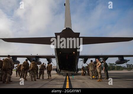 U.S. Air Force Airmen vom 822. Base Defense Squadron bereiten sich darauf vor, ein HC-130J Combat King II Frachtflugzeug vom 71. Rescue Squadron auf der Moody Air Force Base, Georgia, zu laden, 28. August 2021. Der 23. Flügel und der 93. Luftwaffenstützpunkt haben sich zusammengeschlossen, um sicherzustellen, dass die 822. BDS Airmen zur Unterstützung der Task Force Holloman auf dem Luftwaffenstützpunkt Holloman in New Mexico eintreffen konnten. Das Verteidigungsministerium stellt über das US-Nordkommando und zur Unterstützung des Heimatschutzministeriums Transport, vorübergehende Unterbringung, medizinische Vorsorgeuntersuchungen und allgemeine Unterstützung für AT bereit Stockfoto