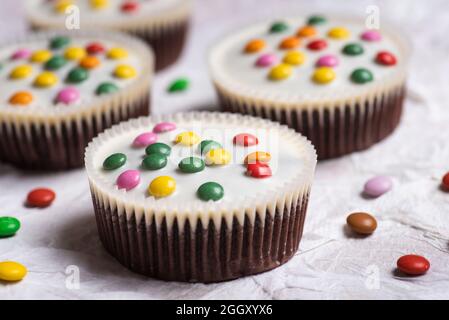 Süße Muffins mit weißer Schokolade und Bonbonbonbonbonbonbonbonbonbonbonbonbonbonbonbonbonbonbonbonbonbonbonbonbonbonbonbonbonbon Stockfoto