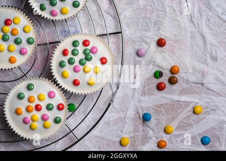 Süße Muffins mit weißer Schokolade und Bonbonbonbonbonbonbonbonbonbonbonbonbonbonbonbonbonbonbonbonbonbonbonbonbonbonbonbonbonbon Stockfoto
