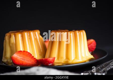 Hausgemachte Vanila puding geformt mit einer Form auf einem Teller serviert. Leckeres Milchdessert Stockfoto