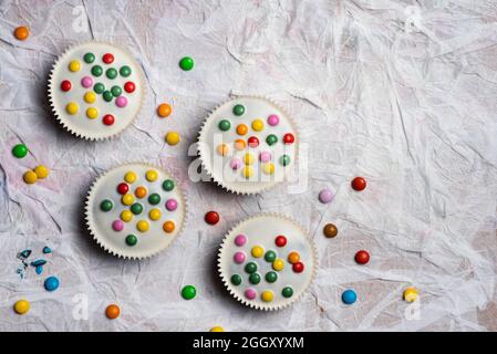 Süße Muffins mit weißer Schokolade und Bonbonbonbonbonbonbonbonbonbonbonbonbonbonbonbonbonbonbonbonbonbonbonbonbonbonbonbonbonbon Stockfoto