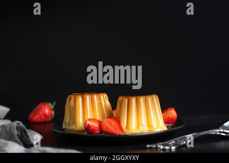 Hausgemachter Vanila puding auf einem Teller serviert. Leckeres Milchdessert Stockfoto