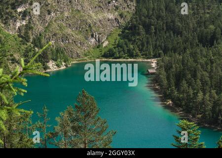 Blick auf einen smaragdgrünen Blindsee, der von Wald umgeben ist Stockfoto