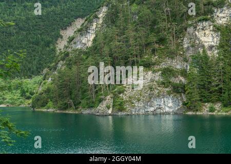 Ein Teil eines felsigen Berges in der Nähe des Blindsees Stockfoto