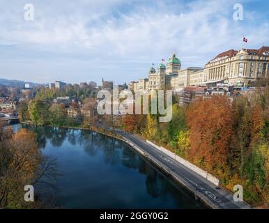 Bundeshaus und Aare - Bern, Schweiz Stockfoto