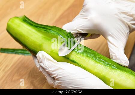 Gurkenschälen, gesunder Lebensstil und Diät-Konzept Stockfoto