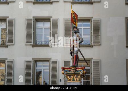 Bannerbrunnen (Vennerbrunnen) - einer der mittelalterlichen Brunnen der Berner Altstadt mit einem Schweizer Ritter, der einen Standard trägt - Bern, Schweiz Stockfoto