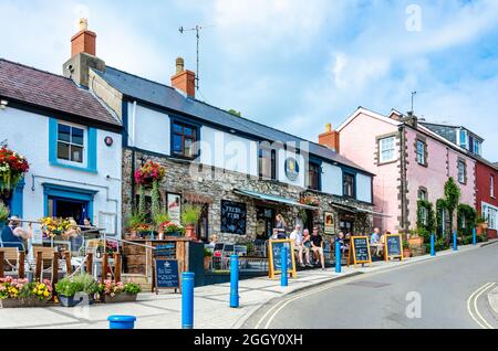 Ein Blick auf die Royal Oak in auf der Wogan Terrace in Saundersfoot, Wales, Großbritannien an einem Sommertag mit blauem Himmel und gebrochener Wolke. Stockfoto