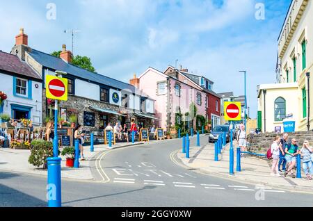 Ein Blick auf die Royal Oak in auf der Wogan Terrace in Saundersfoot, Wales, Großbritannien an einem Sommertag mit blauem Himmel und gebrochener Wolke. Stockfoto