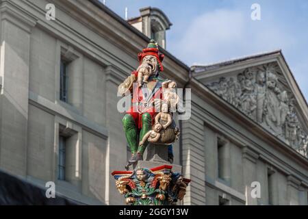 Ogre-Brunnen oder Kindlifresserbrunnen - mittelalterlicher Brunnen, der 1545 in der Berner Altstadt - Bern, Schweiz, entstand Stockfoto