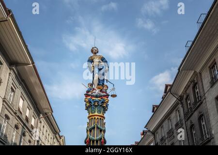 Gerechtigkeitsbrunnen - einer der mittelalterlichen Brunnen der Berner Altstadt - Bern, Schweiz Stockfoto