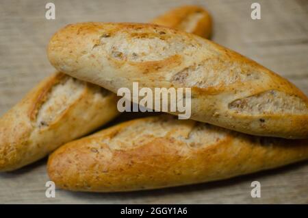 Frisches Brot auf Eiche Schneidebrett. Stockfoto