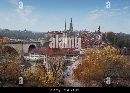 Berner Skyline mit Wahrzeichen der Altstadt - dem Berner Münster, der Nydeggkirche und dem Felsenburger Turm - Bern, Schweiz Stockfoto