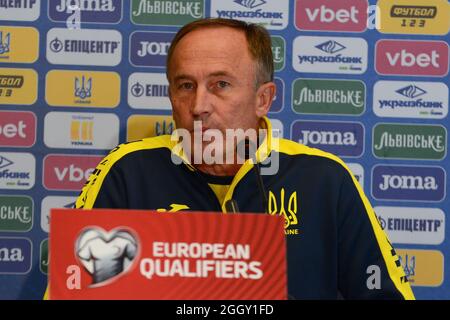 Kiew, Ukraine. September 2021. Der Cheftrainer der Ukraine, Oleksandr Petrakov, hält am 3. September 2021, am Vorabend des Qualifikationsspiel der FIFA Fußball-Weltmeisterschaft Katar 2022 zwischen der Ukraine und Frankreich, eine Pressekonferenz im Olympiastadion in Kiew (Foto: Aleksandr Gusev/Pacific Press) Quelle: Pacific Press Media Production Corp./Alamy Live News Stockfoto